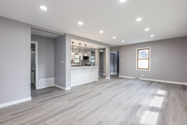 4N327 7th Avenue, Addison, IL 60101