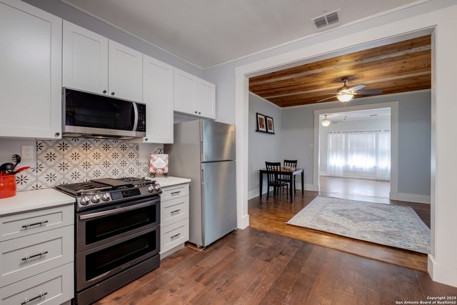 721 W KINGS HWY, San Antonio, TX 78212