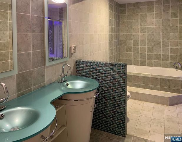 624 Sanderling Court, Secaucus, NJ 07094