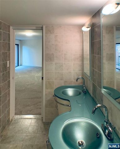 624 Sanderling Court, Secaucus, NJ 07094