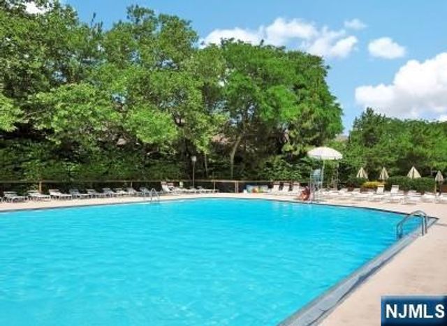 624 Sanderling Court, Secaucus, NJ 07094