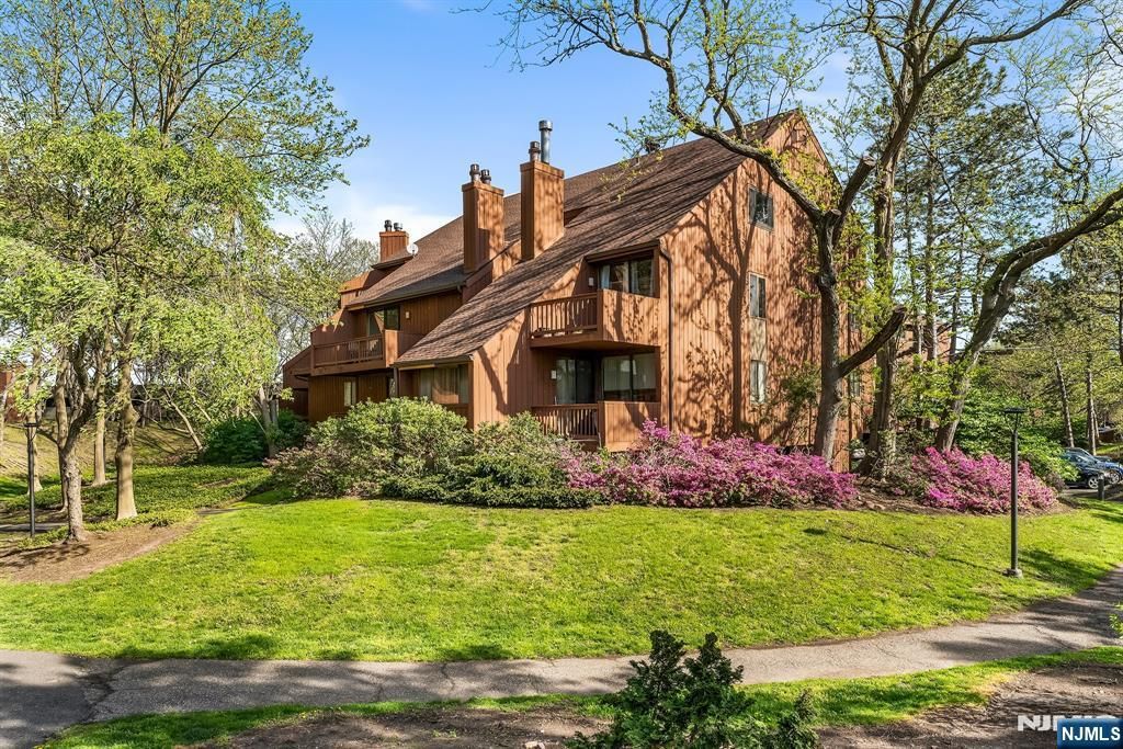 624 Sanderling Court, Secaucus, NJ 07094