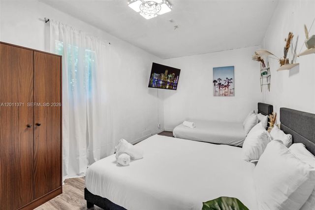 1020 SW 8th St, Hallandale Beach, FL 33009