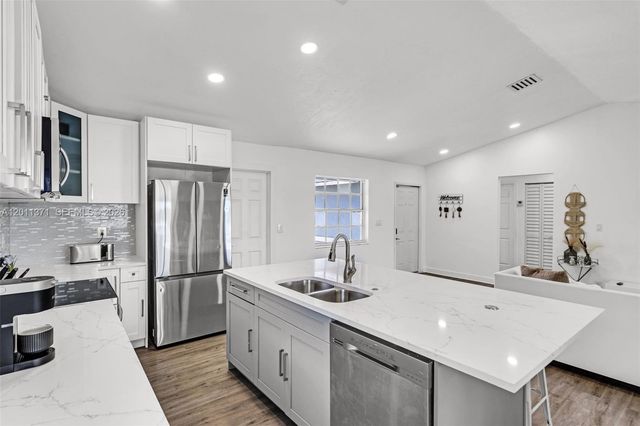 1020 SW 8th St, Hallandale Beach, FL 33009