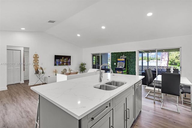1020 SW 8th St, Hallandale Beach, FL 33009