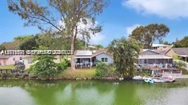 1020 SW 8th St, Hallandale Beach, FL 33009