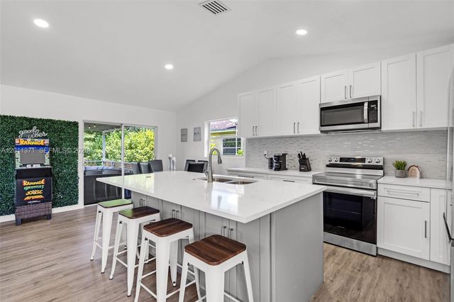 1020 SW 8th St, Hallandale Beach, FL 33009