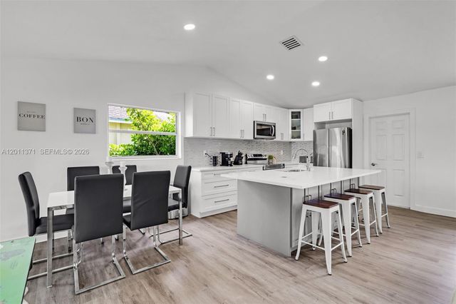 1020 SW 8th St, Hallandale Beach, FL 33009