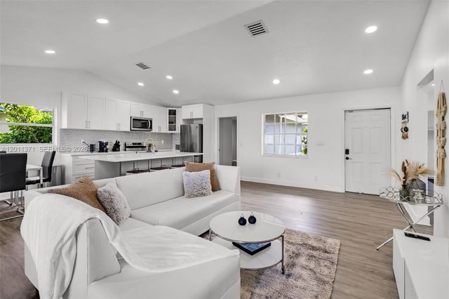 1020 SW 8th St, Hallandale Beach, FL 33009