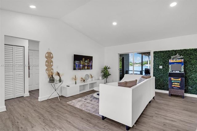 1020 SW 8th St, Hallandale Beach, FL 33009