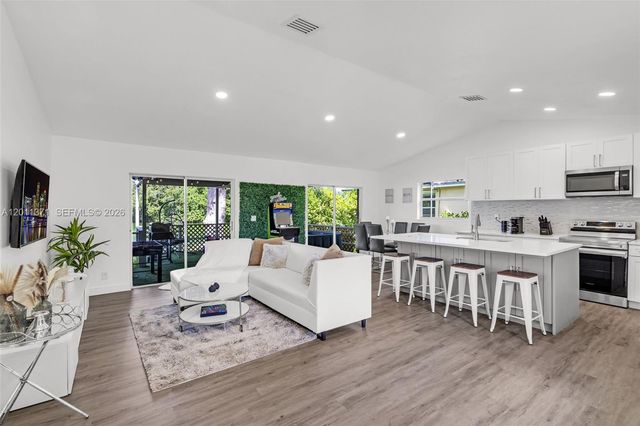 1020 SW 8th St, Hallandale Beach, FL 33009
