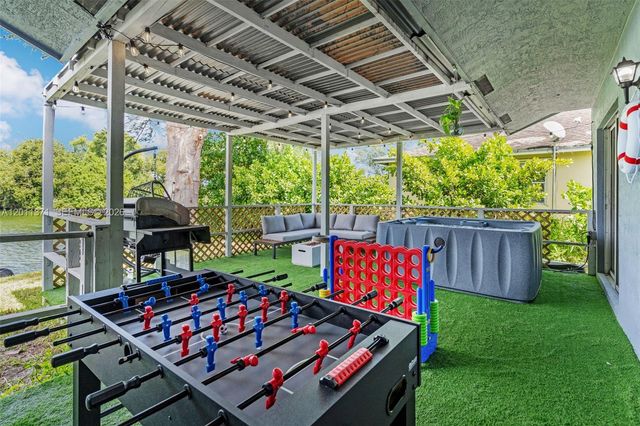 1020 SW 8th St, Hallandale Beach, FL 33009