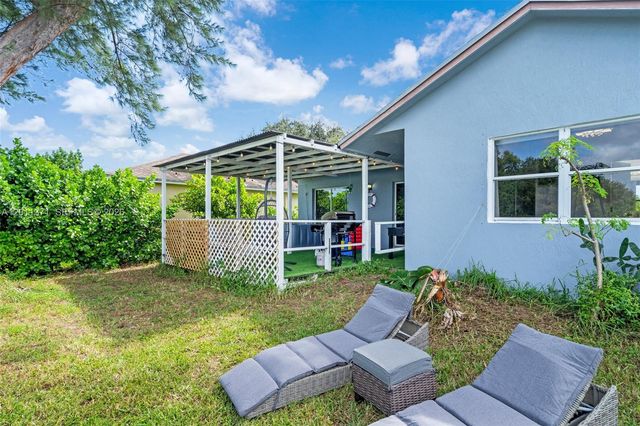 1020 SW 8th St, Hallandale Beach, FL 33009