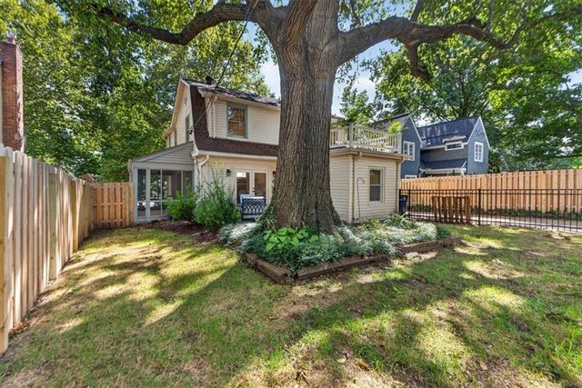 6848 Edgevale Road, Kansas City, MO 64113