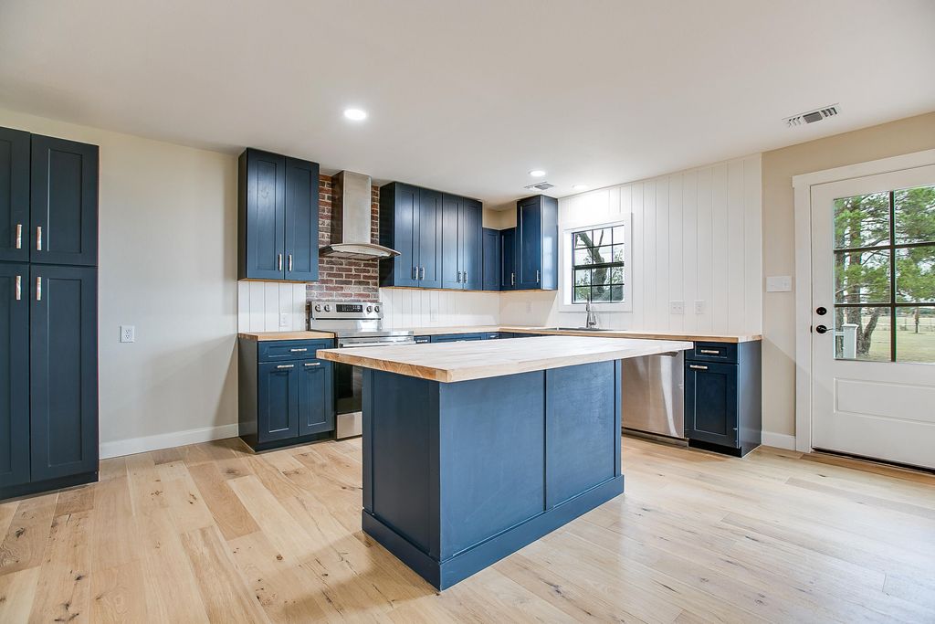 Image 10 of property listing at 8121 S Ratliff Road, San Angelo, TX 76904