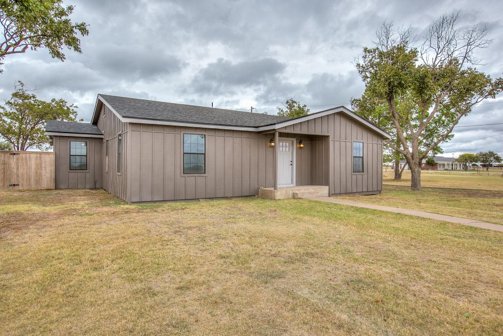 Image 33 of property listing at 8121 S Ratliff Road, San Angelo, TX 76904