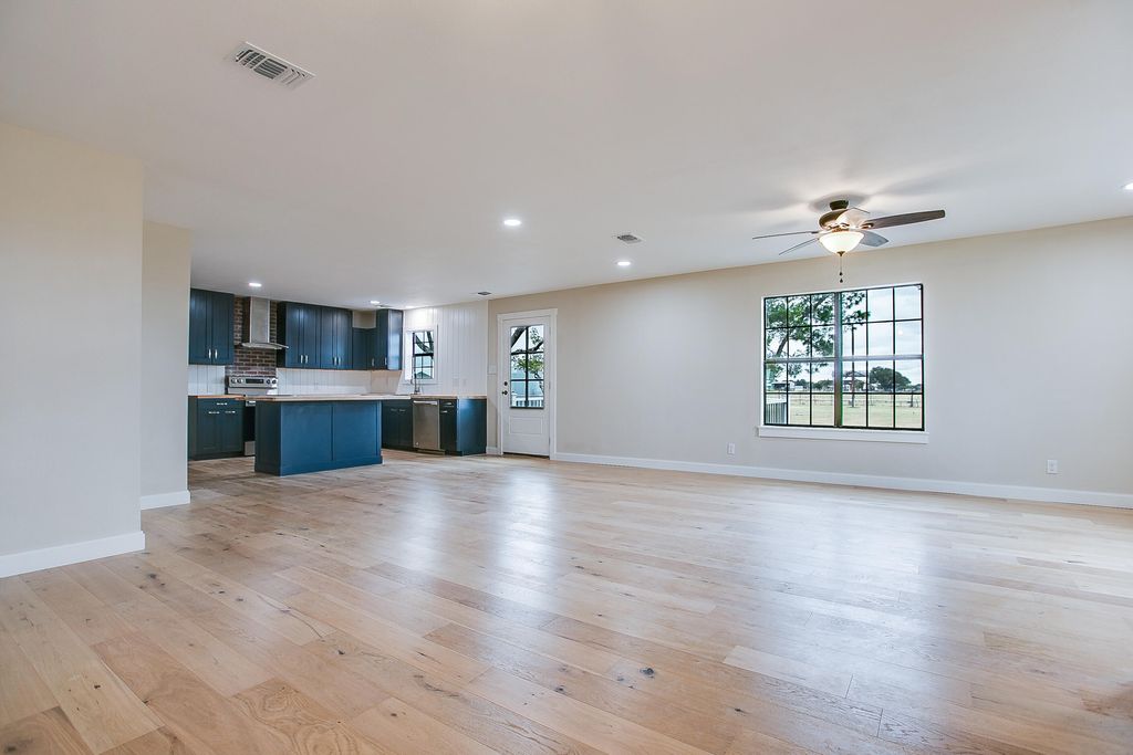 Image 8 of property listing at 8121 S Ratliff Road, San Angelo, TX 76904