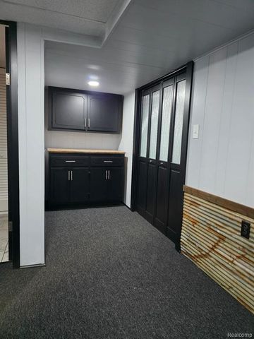 29571 Kelly Road, Roseville, MI 48066