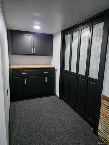 29571 Kelly Road, Roseville, MI 48066