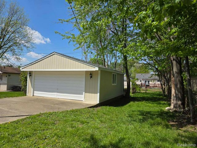 29571 Kelly Road, Roseville, MI 48066