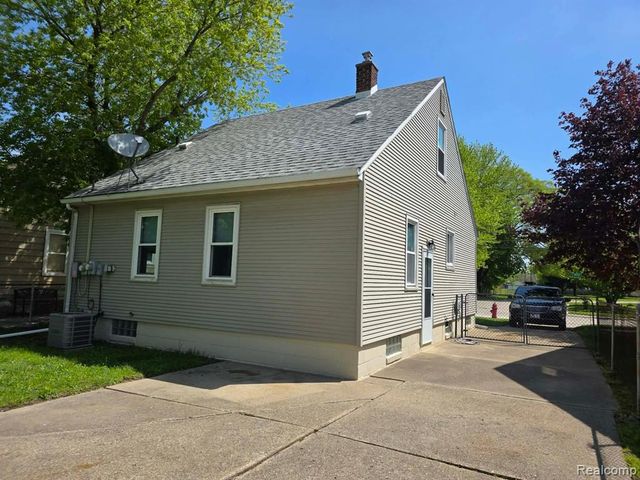 29571 Kelly Road, Roseville, MI 48066