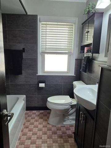 29571 Kelly Road, Roseville, MI 48066