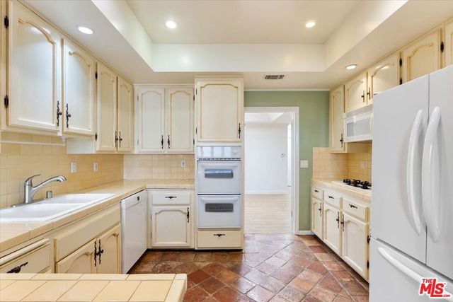 1433 Barry Avenue 301, Los Angeles, CA 90025