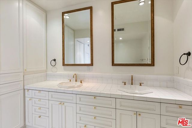 1433 Barry Avenue 301, Los Angeles, CA 90025