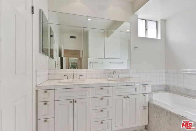 1433 Barry Avenue 301, Los Angeles, CA 90025