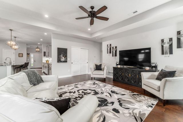 1126 Cross Creeks Ridge, Pickerington, OH 43147