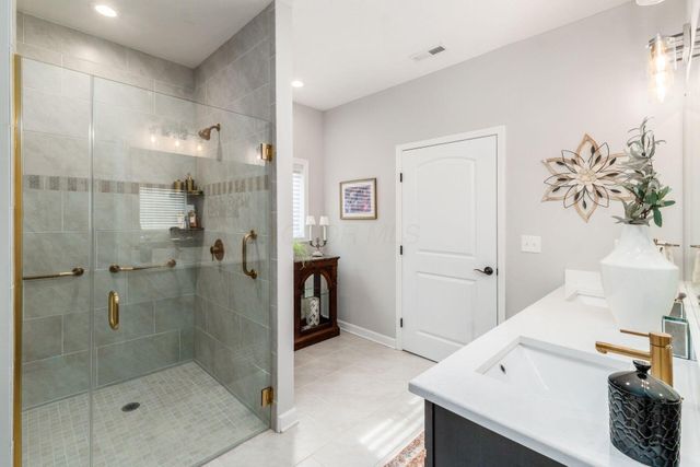 1126 Cross Creeks Ridge, Pickerington, OH 43147