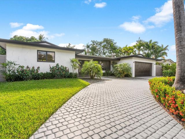 2340 NE 194th St, Miami, FL 33180