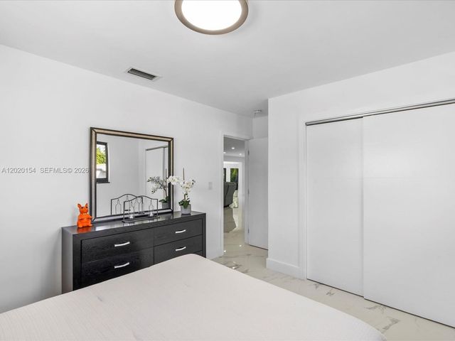 2340 NE 194th St, Miami, FL 33180