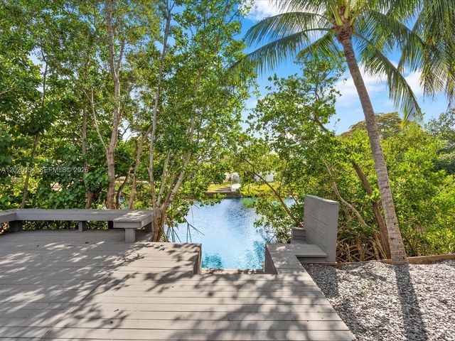 2340 NE 194th St, Miami, FL 33180