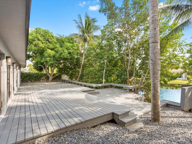 2340 NE 194th St, Miami, FL 33180