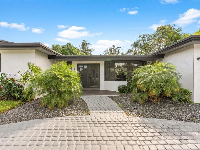 2340 NE 194th St, Miami, FL 33180
