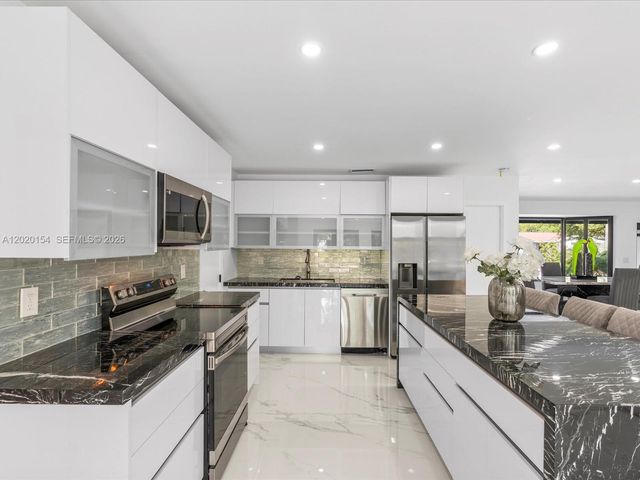 2340 NE 194th St, Miami, FL 33180