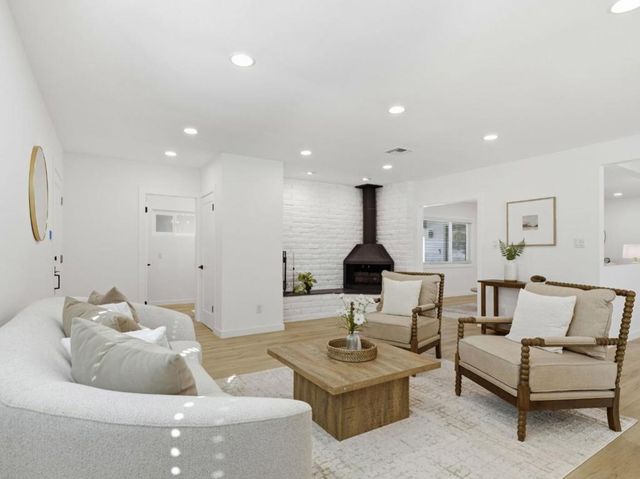 8446 Penfield Avenue, Canoga Park, CA 91306