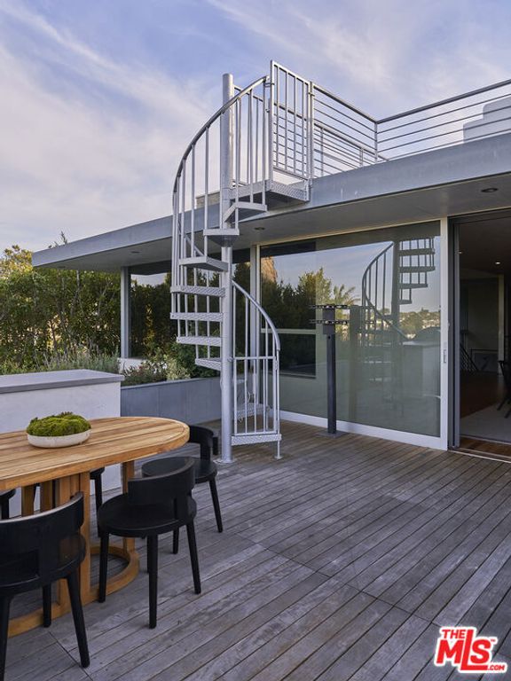 Image 12 of property listing at 2502 7th Street, Santa Monica, CA 90405