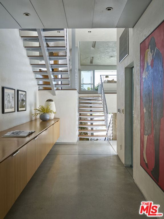 Image 17 of property listing at 2502 7th Street, Santa Monica, CA 90405