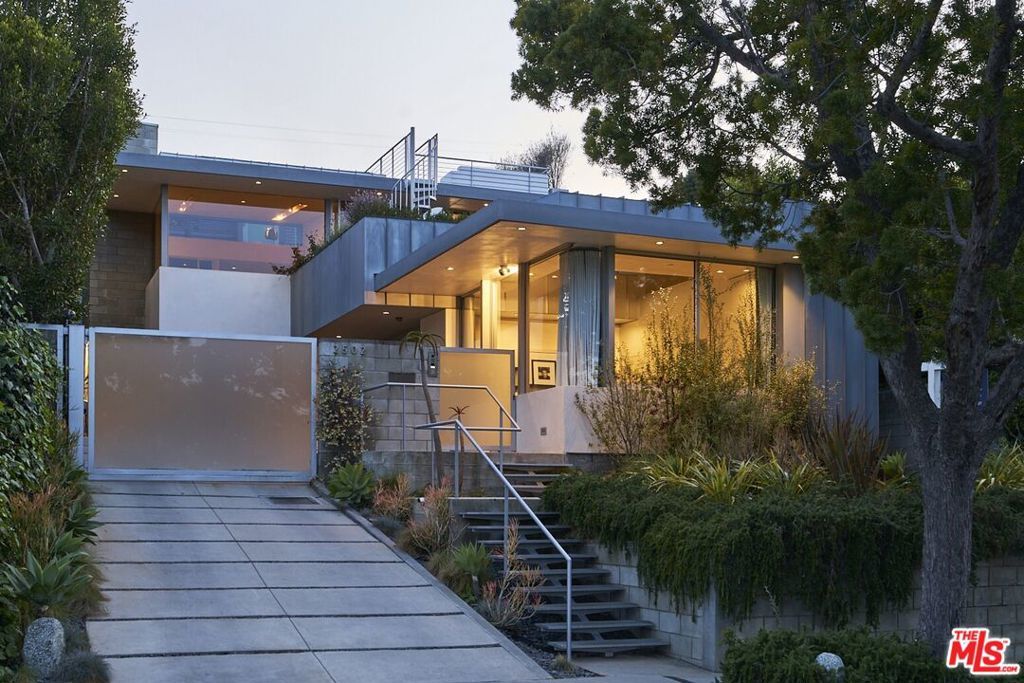 Image 2 of property listing at 2502 7th Street, Santa Monica, CA 90405