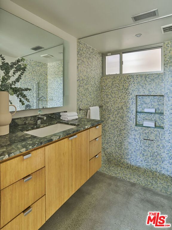Image 20 of property listing at 2502 7th Street, Santa Monica, CA 90405