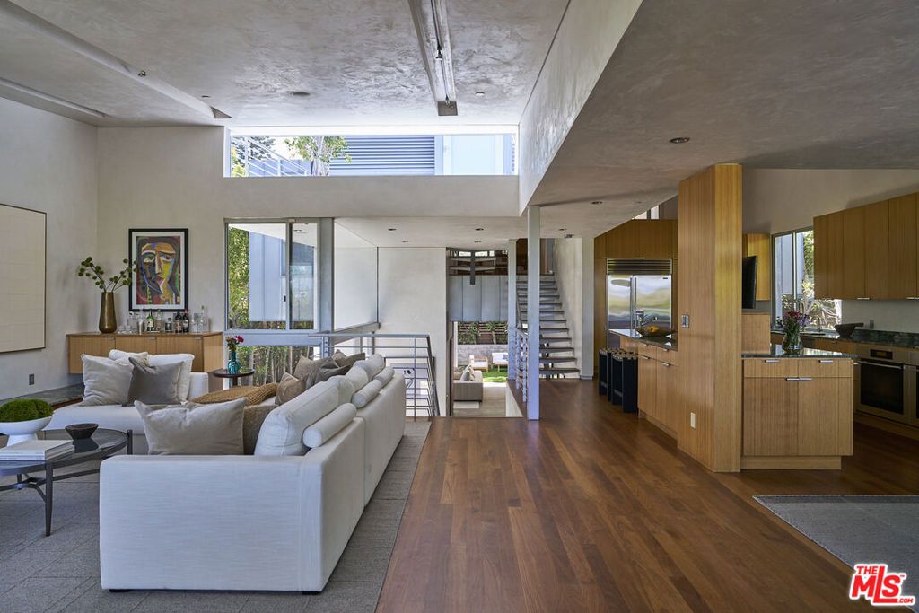 Image 5 of property listing at 2502 7th Street, Santa Monica, CA 90405
