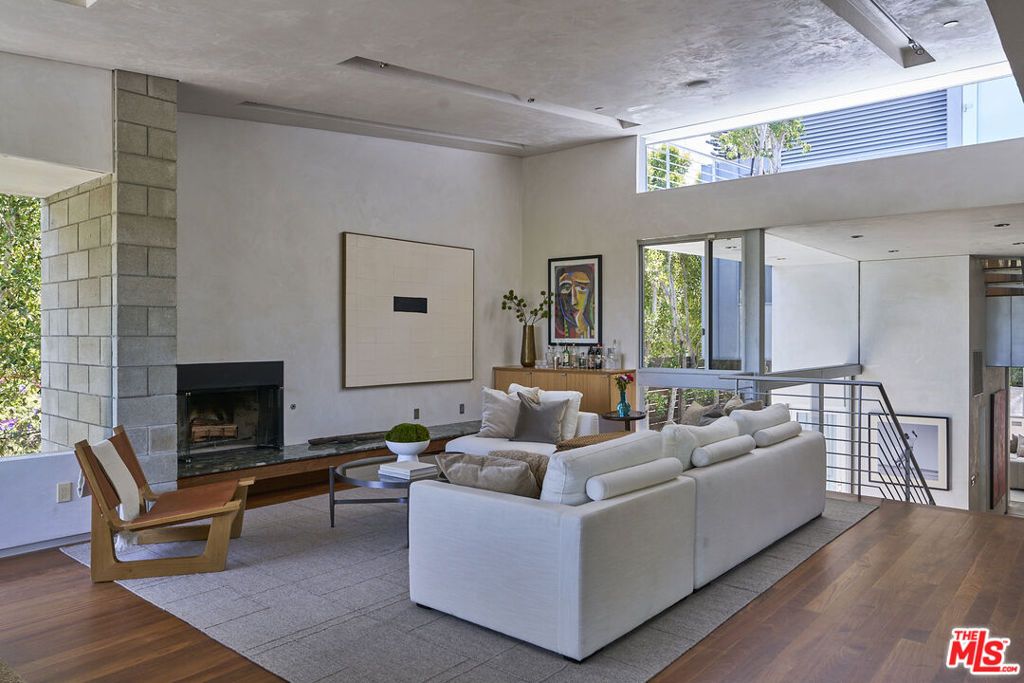 Image 6 of property listing at 2502 7th Street, Santa Monica, CA 90405