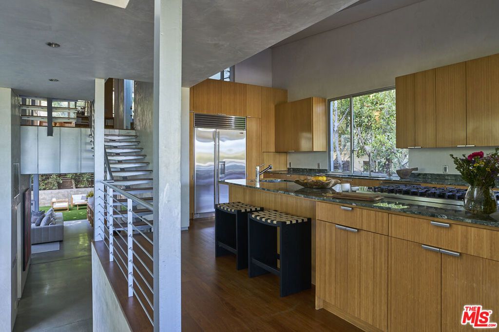 Image 9 of property listing at 2502 7th Street, Santa Monica, CA 90405