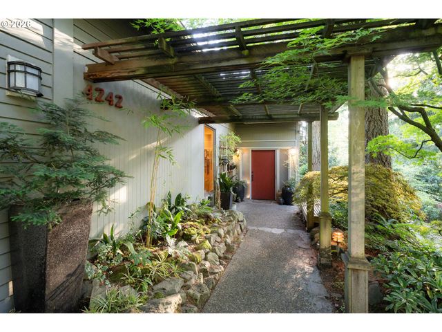 4242 Sw TWOMBLY Ave, Portland, OR 97239