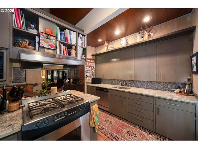 4242 Sw TWOMBLY Ave, Portland, OR 97239