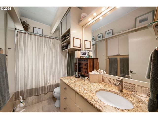 4242 Sw TWOMBLY Ave, Portland, OR 97239