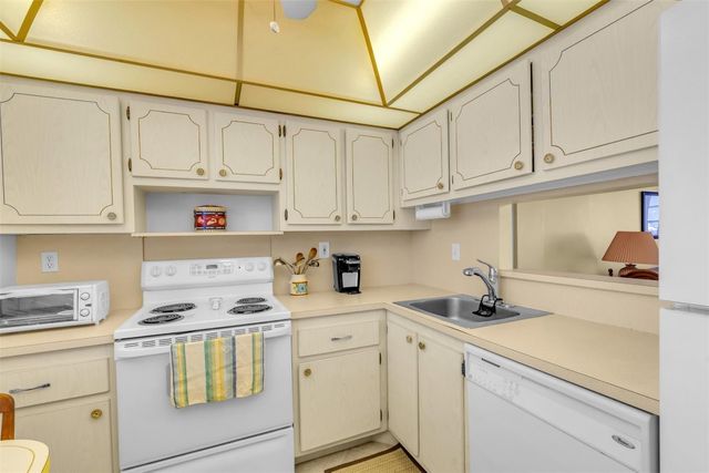 4850 NW 29th Court 221, Lauderdale Lakes, FL 33313