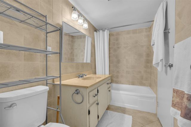 4850 NW 29th Court 221, Lauderdale Lakes, FL 33313